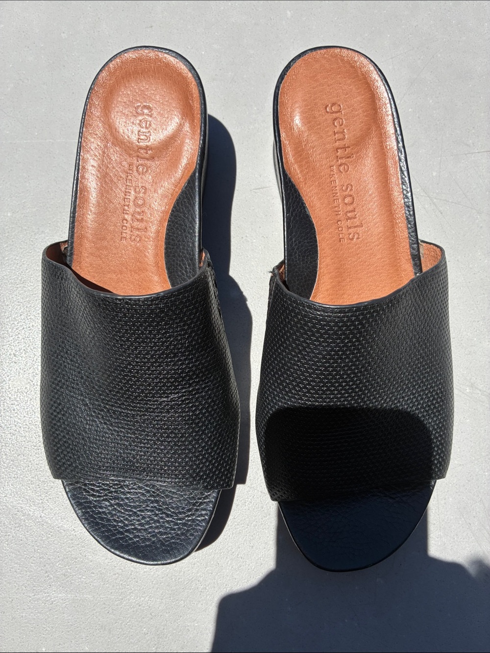 GENTLE SOULS BY KENNETH COLE GISELE BLACK LEATHER WEDGE SLIDE SANDAL SIZE 8.5 - Picture 2 of 9